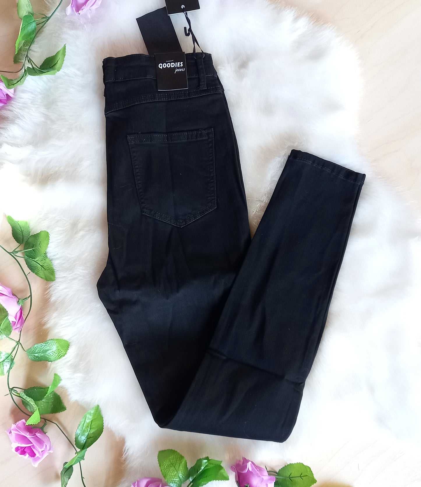 Venivad musta värvi teksapüksid