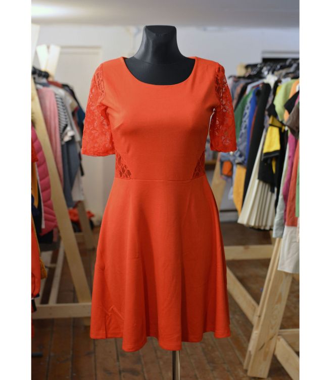 Punast värvi veniv kleit pitsiga