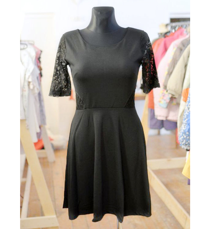 Musta värvi veniv kleit pitsiga