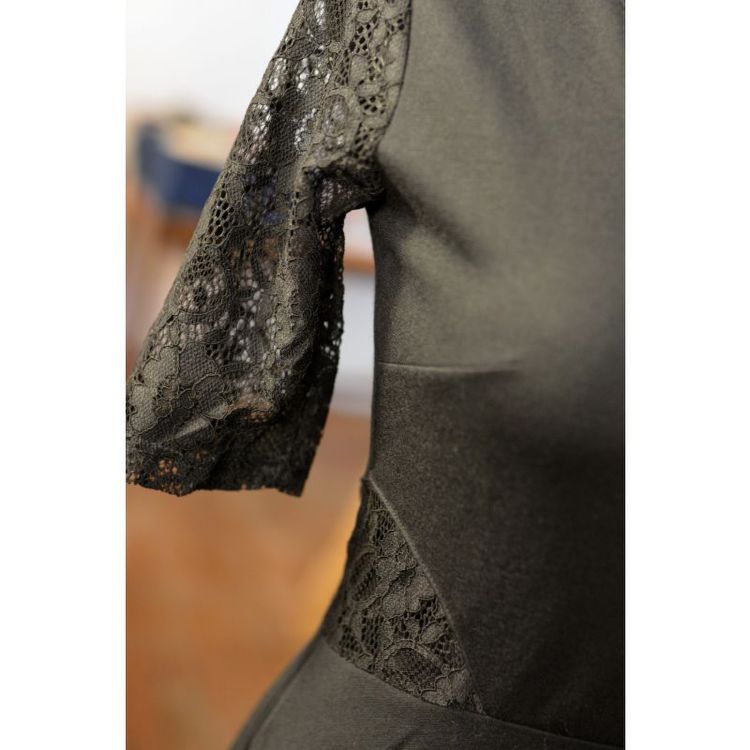 Musta värvi veniv kleit pitsiga