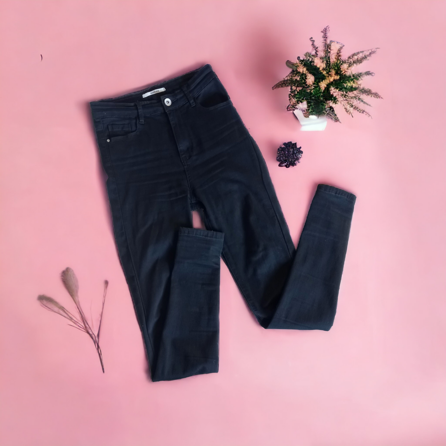 Venivad musta värvi teksapüksid