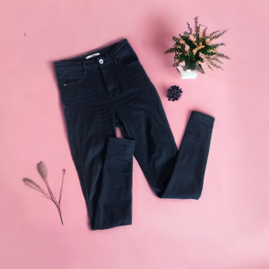 Venivad musta värvi teksapüksid